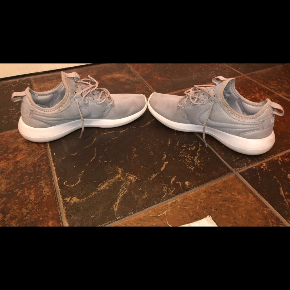 Men’s size 9 Nike roshes